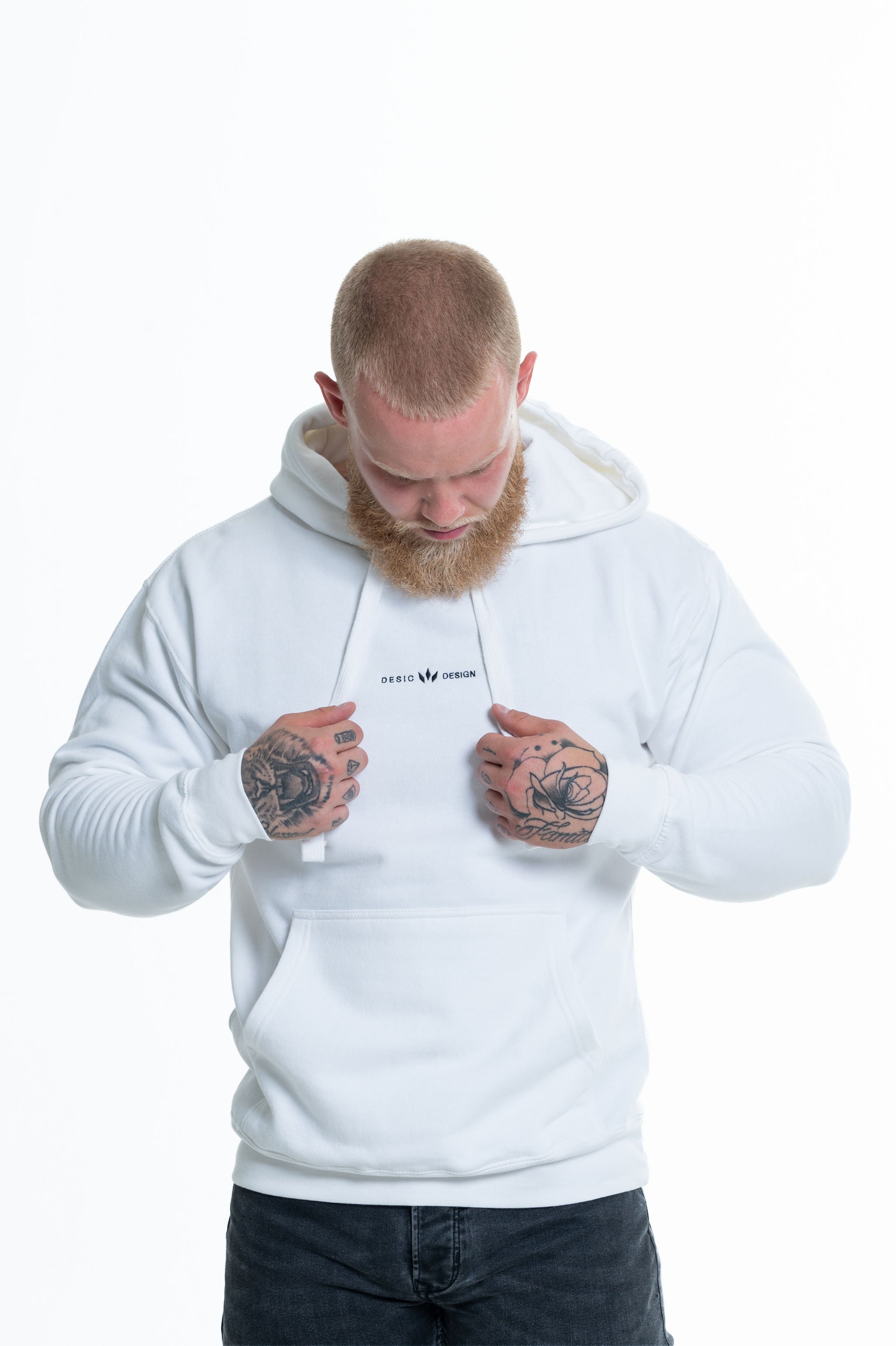 witte hoodie met Desic logo op man