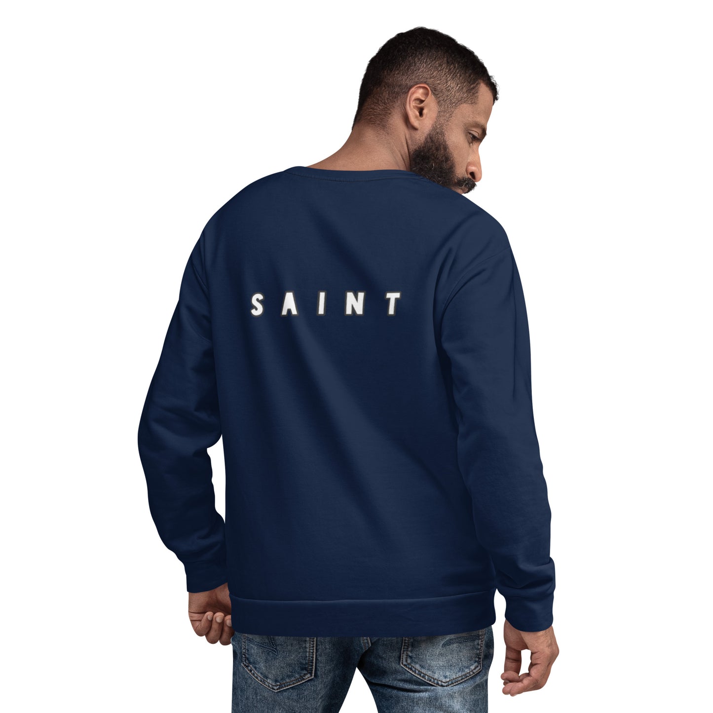 Donker blauwe sweater met witte letters op de achterkant.